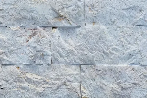 Piedra Escarfilada Crema
